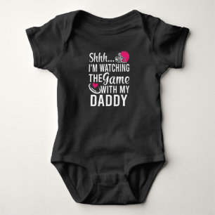 Ich sehe mir das Spiel mit Daddy an Baby Strampler