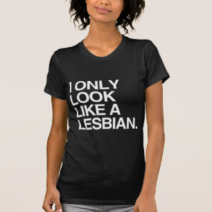 Ich sehe nur wie eine Lesbe aus - weiß -.png T-Shirt