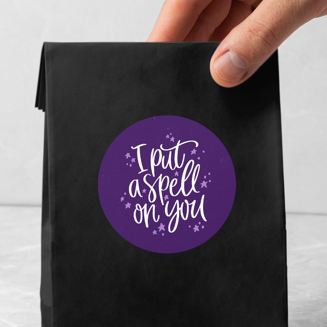 Ich setze dir einen Zauber auf Lila Halloween Runder Aufkleber (Von Creator hochgeladen)