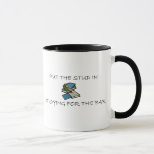 Ich setzte den Bolzen in das Studieren für das Ba Tasse