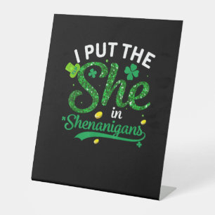 Ich setzte die sie in das Shenanigans-Shirt St Pat Sockelschild