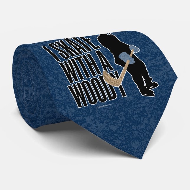 Ich Skate mit einem Woody (Hockey) Krawatte (Gerollt)