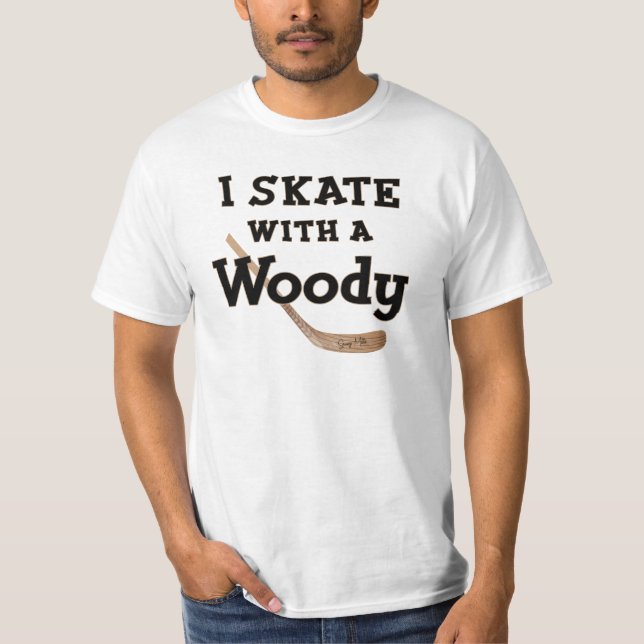 Ich Skate mit einem Woody Hockey Stick T - Shirt (Vorderseite)