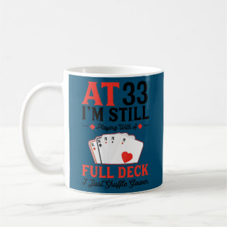 Ich spiele immer noch mit einem vollen Kartenstape Kaffeetasse