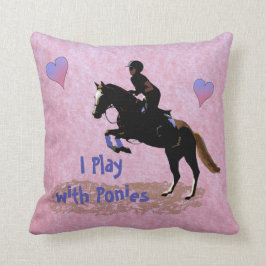 Ich spiele mit Ponys Kissen