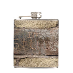 "Ich stecke fest" ein anderer Stein in der Wand Flachmann