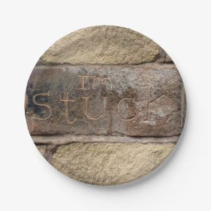 "Ich stecke fest" ein anderer Stein in der Wand Pappteller