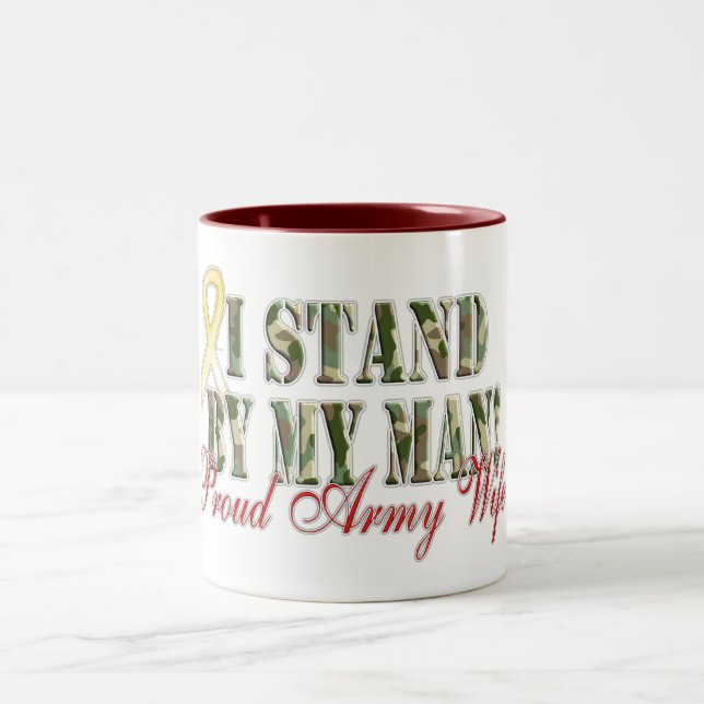Ich stehe meine Mann-stolze Armee-Ehefrau bereit Zweifarbige Tasse (Mittel)