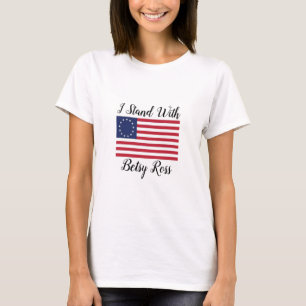 Ich stehe mit Betsy- Rossflaggen-T - Shirt