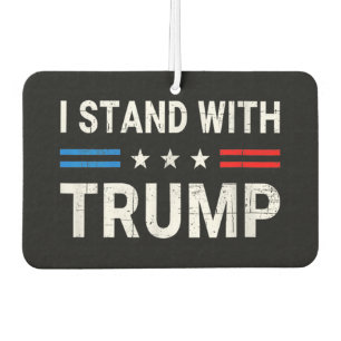 Ich stehe mit der amerikanischen Flagge Trumps Autolufterfrischer