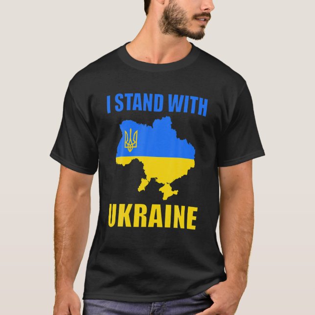 Ich stehe mit der ukrainischen Karte und ukrainisc T-Shirt (Vorderseite)