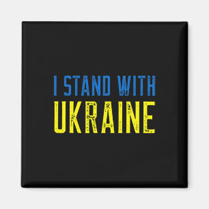 Ich stehe mit Ukraine-Shirt für Unterstützung und Magnet