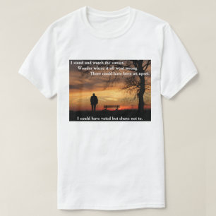 Ich stehe und sehe mir den Sonnenuntergang an. T-Shirt