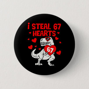 Ich stehle 67 Herzen Sechs Sieben Valentins-Dinosa Button
