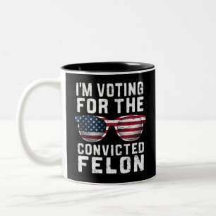 Ich stimme für den verurteilten Verbrecher Pro Tru Zweifarbige Tasse