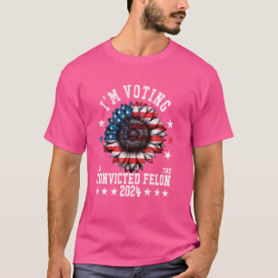 Ich stimme für einen Verbrecher in 2024 US-Flagge  T-Shirt