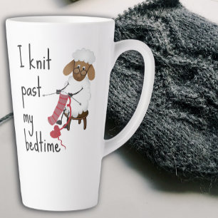 Ich stricke über meine Schlafenszeit hinaus Schaf Milchtasse