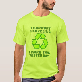 Ich stütze recycelnd mich trug dieses T-Shirt