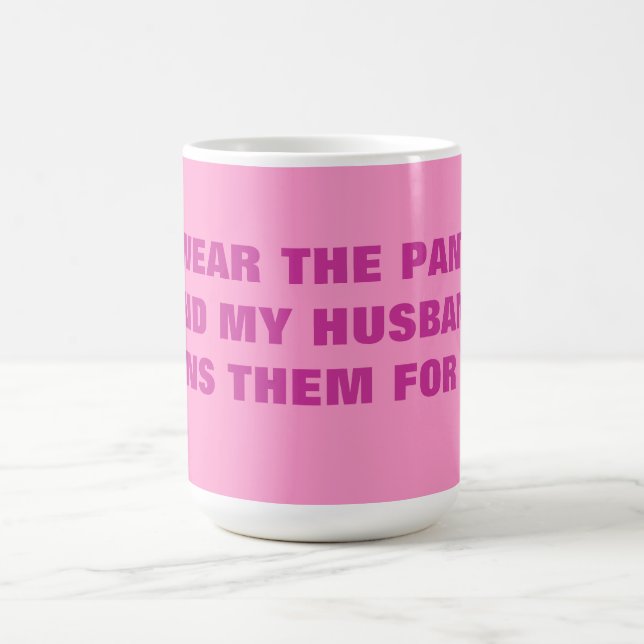 ICH TRAGE DIE HOSEN UND MEIN EHEMANN BÜGELT SIE KAFFEETASSE (Mittel)