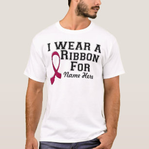 Ich trage ein Burgund-Multiband T-Shirt
