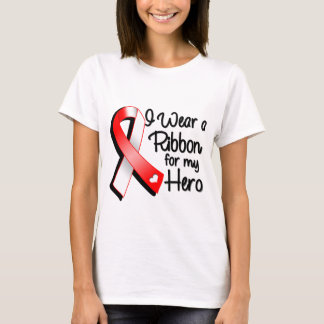 Ich trage ein rotes und weißes Band für meinen T-Shirt
