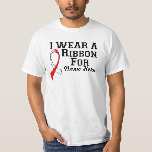 Ich trage ein rotes und weißes Band T-Shirt (Vorderseite)