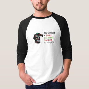 Ich trage eine klebrige Weihnachtsstrickjacke in T-Shirt