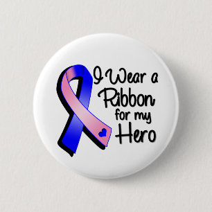 Ich trage eine rosa und blaue Schleife für meinen Button