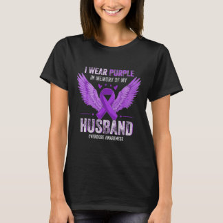 Ich trage Lila im Gedächtnis meiner Handschuhüberd T-Shirt