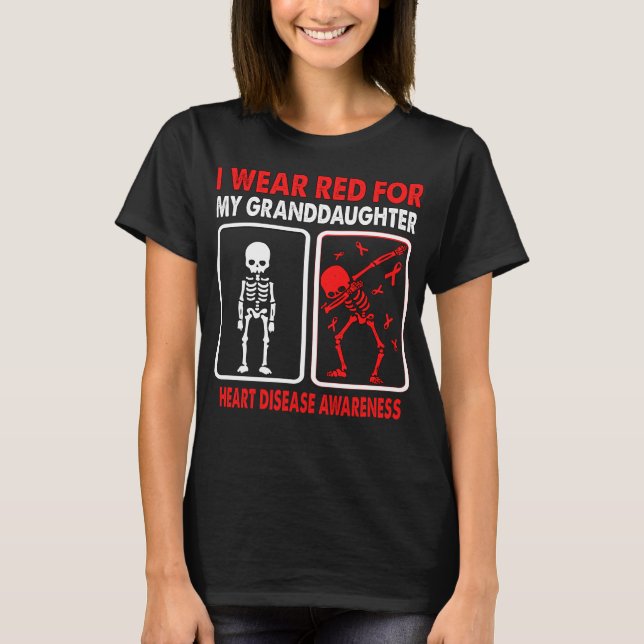 Ich trage Rot wegen meiner Enkeltochter-HERZ-Erkra T-Shirt (Vorderseite)