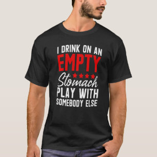 Ich trinke auf einem leeren Magen mit jemand ander T-Shirt