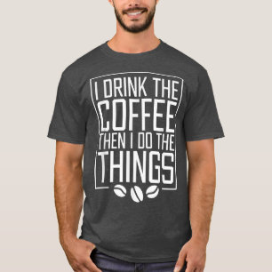 Ich trinke den Kaffee, dann mache ich die lustigen T-Shirt