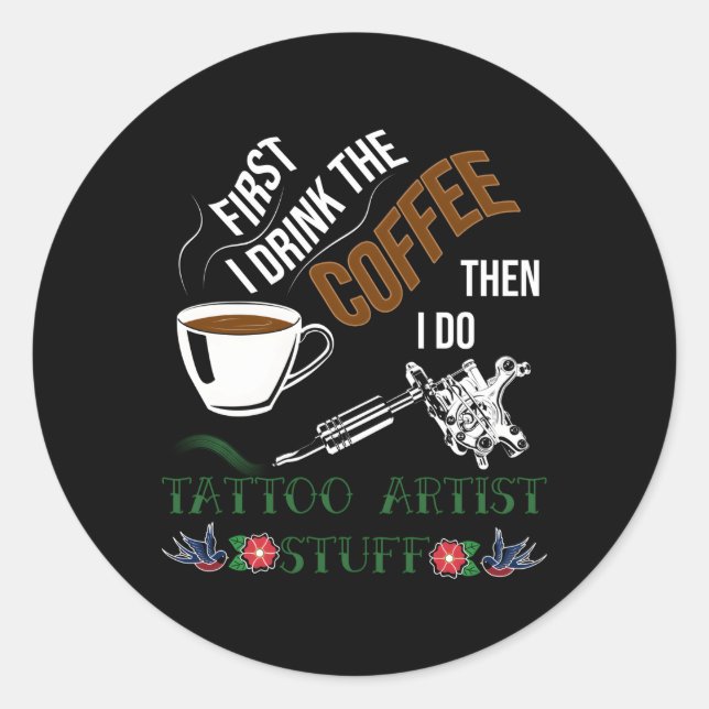 Ich trinke Kaffee dann Tätowiertuos. Runder Aufkleber (Vorderseite)