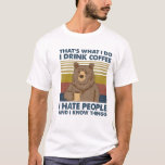 Ich trinke Kaffee Ich hasse Menschen und ich weiß  T-Shirt<br><div class="desc">Ich trinke Kaffee Ich hasse Menschen und ich weiß, dass die Dinge nicht nur ein wunderbares Shirt zum Anziehen beim Hinaushängen, Camping, Wandern oder bei anderen Aktivitäten sind, sondern auch ein großartiges Geschenk für die Sie Liebe bei jeder Gelegenheit. Dieses coole Shirt zeigt Ihre Kaffeeliebtheit, Ihre Persönlichkeit. Wofür warte du?...</div>