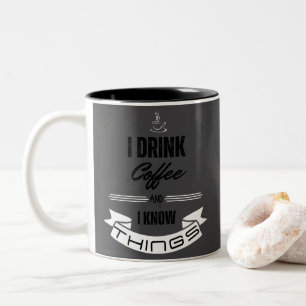 Ich trinke Kaffee und ich kenne die Dinge Zweifarbige Tasse