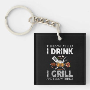 Ich trinke und grill Essen nach Maß Schlüsselanhänger
