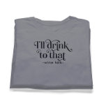 Ich trinke zu diesem Wein-Vortrag T-Shirt<br><div class="desc">Ich trinke dazu: schwarzes Typografie-Design mit anpassbarem Wein-Vortrag und anpassbarem schwarzen Text. Es ist ein lustiger,  beliebter Fraze.</div>