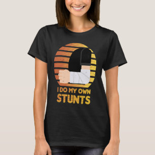 Ich tue, dass meine eigenen Stunts gebrochene Arm- T-Shirt