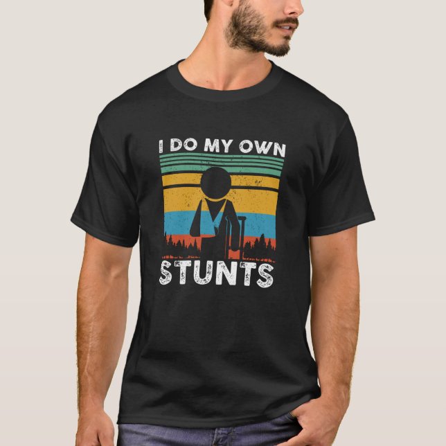 Ich tue meinen eigenen Stunts-Sportunfall T-Shirt (Vorderseite)