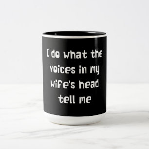 Ich tue, was die Stimmen im Kopf meiner Ehefrau Zweifarbige Tasse