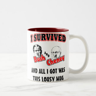 Ich überlebte Bush und Cheney Zweifarbige Tasse