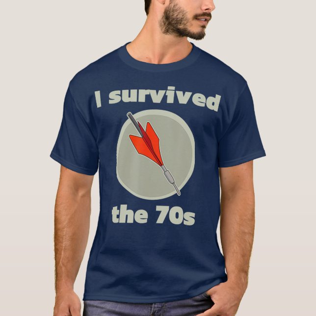 Ich überlebte den 70er Rasen Darts Keine Sicherhei T-Shirt (Vorderseite)