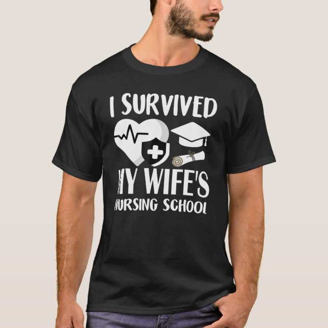 Ich überlebte den Abschluss meiner Ehefrau in der  T-Shirt (Vorderseite)