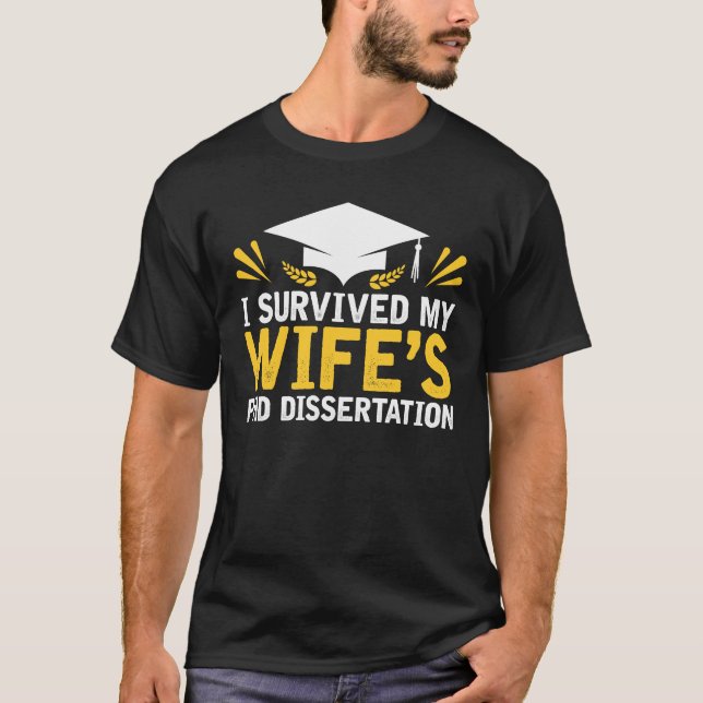 Ich überlebte der PhD-Abhandlung meiner Ehefrau T-Shirt (Vorderseite)