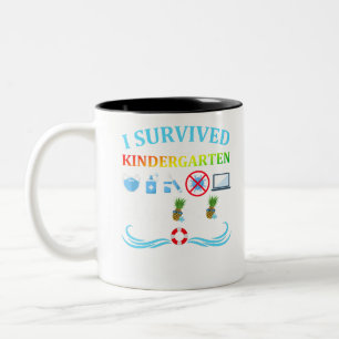 Ich überlebte die Kindergartenklasse 2021 Abschlus Zweifarbige Tasse
