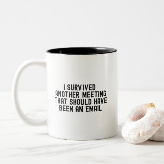 Ich überlebte ein anderes Meeting, ein Funny-Mitar Zweifarbige Tasse