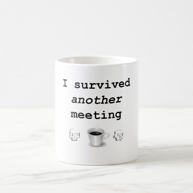 Ich überlebte ein anderes Meeting Kaffeetasse (Mittel)