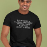 Ich überlebte eine globale Pandemie COVID-19 T-Shirt<br><div class="desc">Dieses Design kann in dem Bereich personalisiert werden, der durch das Ändern des Fotos und/oder Textes zur Verfügung gestellt wird. Oder Sie können es anpassen, indem Sie den Mausklick auswählen, um weitere Optionen anzupassen, um die Farbe des Hintergrunds zu löschen oder zu ändern, Text hinzuzufügen, die Textfarbe oder den Stil...</div>