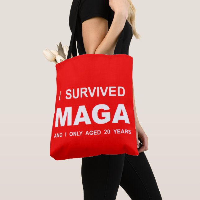 Ich überlebte MAGA Tasche (Von Nahem)