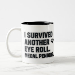 Ich überlebte noch eine Augenrolle. Medal Pending Zweifarbige Tasse